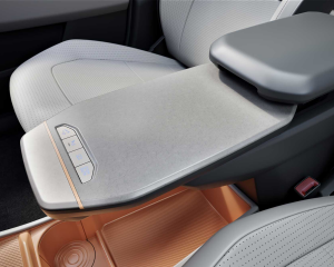 Kia EV3 - Innenansicht, Armlehne mit Tisch, vorne
