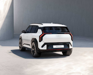 Kia EV3 GT-line - Heckansicht, Fahrerseite
