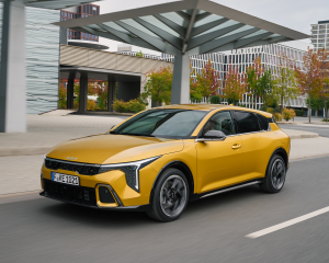 kia-k4-gtline-sparkling-yellow-dynamic-print-3600x2400-001
