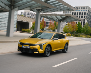 kia-k4-gtline-sparkling-yellow-dynamic-print-3600x2400-002