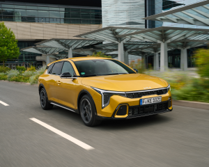 kia-k4-gtline-sparkling-yellow-dynamic-print-3600x2400-003