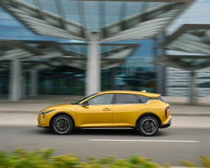 kia-k4-gtline-sparkling-yellow-dynamic-print-3600x2400-005