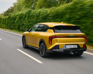 kia-k4-gtline-sparkling-yellow-dynamic-print-3600x2400-008