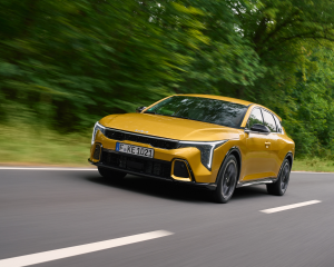 kia-k4-gtline-sparkling-yellow-dynamic-print-3600x2400-009