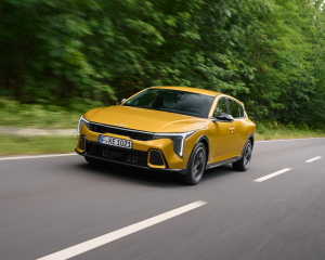 kia-k4-gtline-sparkling-yellow-dynamic-print-3600x2400-010