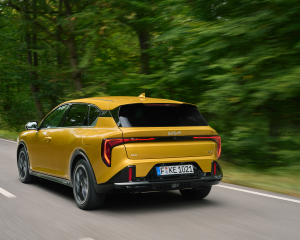 kia-k4-gtline-sparkling-yellow-dynamic-print-3600x2400-011