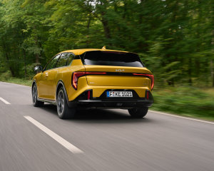 kia-k4-gtline-sparkling-yellow-dynamic-print-3600x2400-012