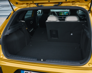 kia-k4-gtline-sparkling-yellow-interior-print-3600x2400-009