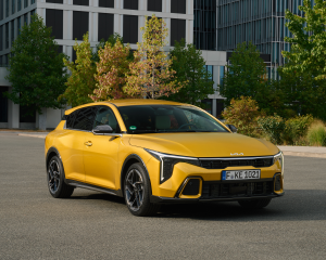 kia-k4-gtline-sparkling-yellow-static-print-3600x2400-001