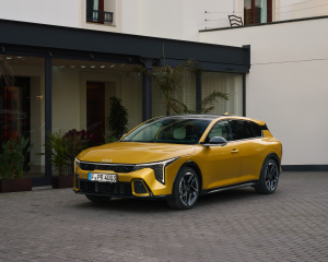 kia_k4_gtl_kickoff26_sparkling-gelb-metallic-001