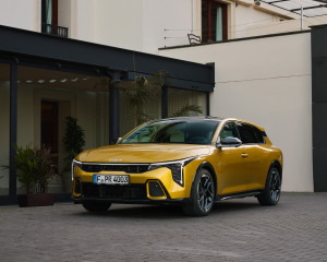 kia_k4_gtl_kickoff26_sparkling-gelb-metallic-002