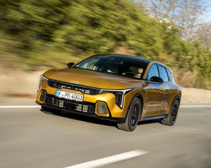 kia_k4_gtl_kickoff26_sparkling-gelb-metallic-011