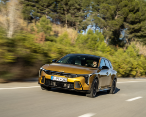 kia_k4_gtl_kickoff26_sparkling-gelb-metallic-012