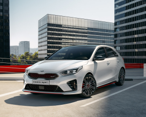 kia pressrelease 2018 PRESS 1400x800 ceedGT front bg