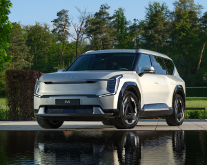 KIA-EV9-EARTH-TROIS-QUART-FACE-3600x2400-01-BD