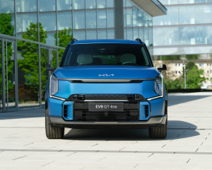 KIA-EV9-GTLINE-FACE-3600x2400-05-BD