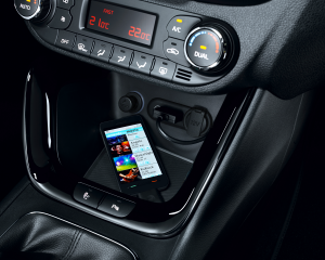 kia_ceed_my16_audio-center_fascia_with_i-phone_6969_35503