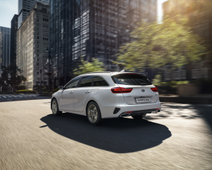 kia_ceed_sw_phev_my20_3_4_rear_driving_16062_95867