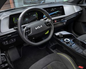 EV6_GT_Wnetrze_Centrala_(1)