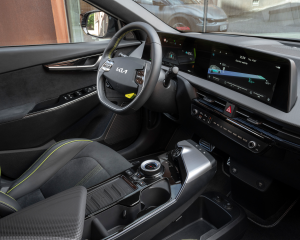 EV6_GT_Wnetrze_Centrala_(4)