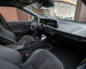 EV6_GT_Wnetrze_Centrala_(5)