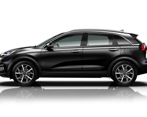 1_kia_niro_hev_my20_side_view_aurora_black_pearl_abp_15824_93034_2