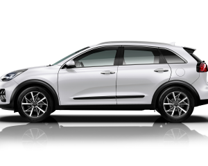 1_kia_niro_hev_my20_side_view_clear_white_ud_15816_93082_2