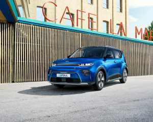 kia_soul_ev_suv_pack_my20_3_4_front_static_14992_87957