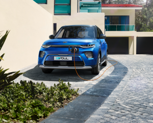 kia_soul_ev_suv_pack_my20_7_8_front_static_with_charging_cable_14999_88200